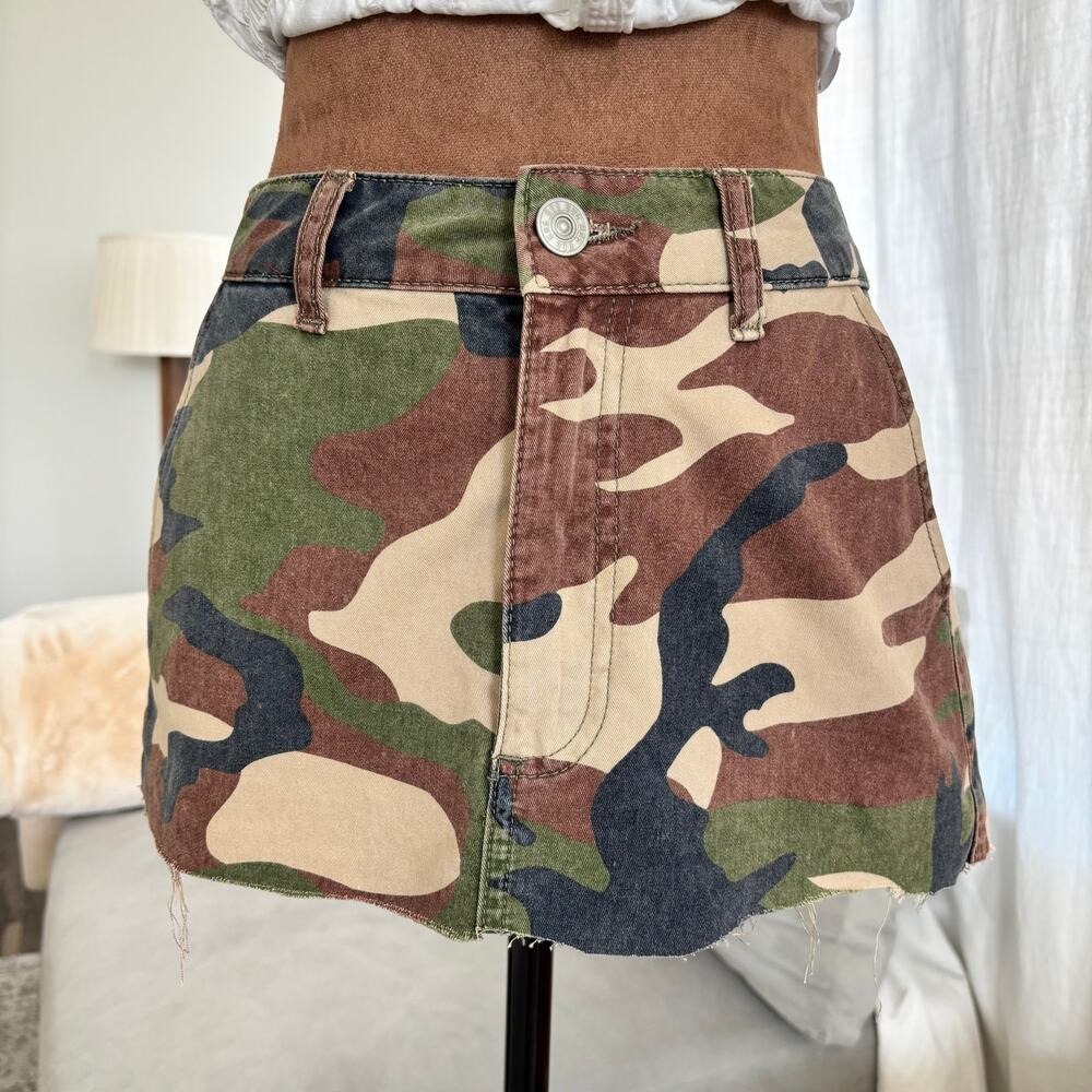 Urban Outfitters BDG Women's Green Camo Denim Mini Skirt Raw Hem Size Small